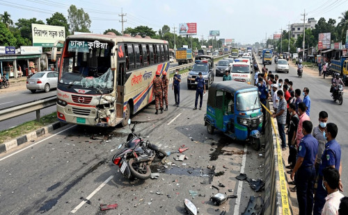 রক্তাক্ত ঈদযাত্রা: ১০ দিনে সড়কে ঝরল ২৭৪ প্রাণ, দৌলতদিয়ায় বাস ডুবিতে শোকের ছায়া