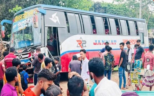 ঝিনাইদহে রুপসা পরিবহনের বাস খাদে নিহত ১, আহত ২