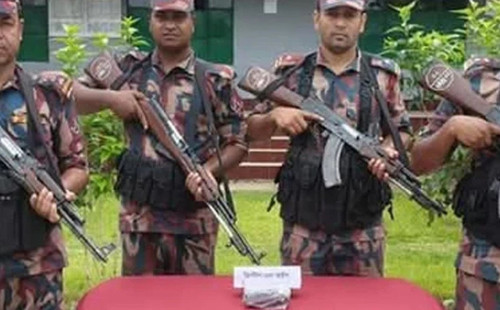 সাতক্ষীরা সীমান্তে বিজিবির অভিযানে বিপুল পরিমাণ আইস জব্দ