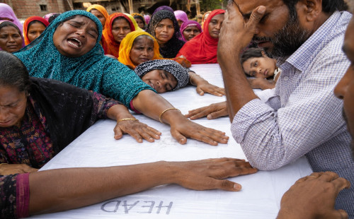 মালয়েশিয়ায় নিহত প্রবাসী নজরুলের মরদেহ পৌঁছাল কালীগঞ্জে, শোকে স্তব্ধ গ্রাম