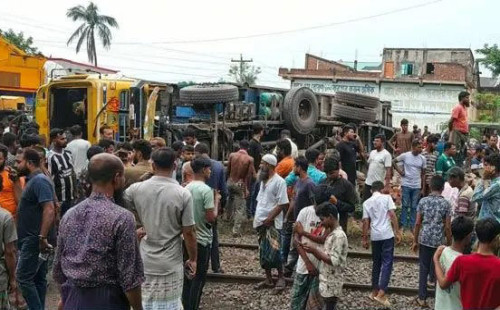 যশোরে ট্রেনের ধাক্কায় কয়লাবাহী ট্রাক দুমড়ে-মুচড়ে নিহত ১, আহত ১